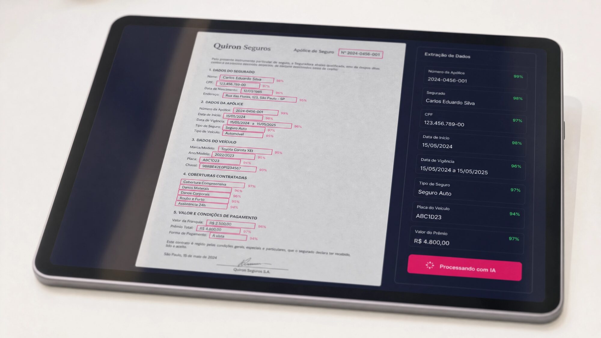 Apólice de seguro em tablet com os campos marcados na plataforma Di2win e a extração de dados com percentuais de confiança ao lado