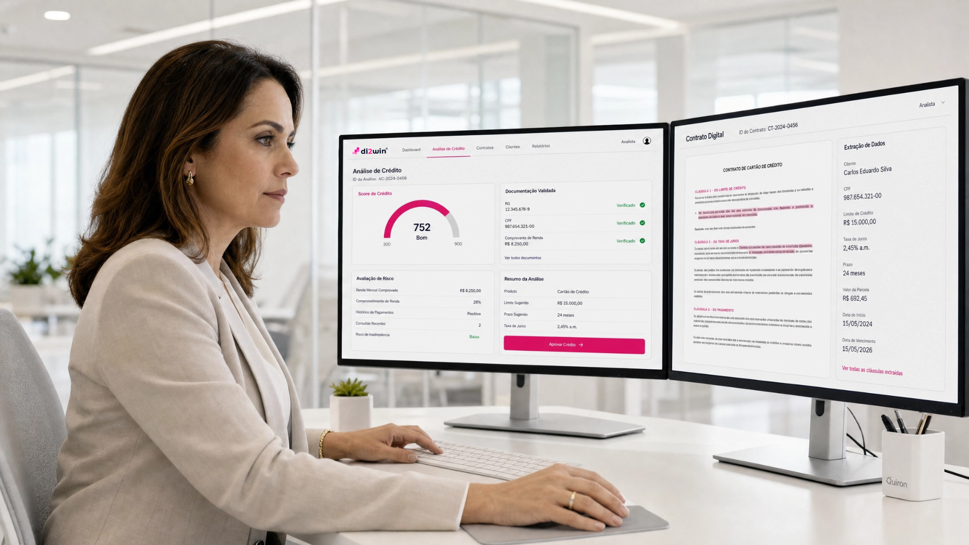 Analista em frente a dois monitores com a plataforma Di2win exibindo análise de crédito e contrato digital gerado