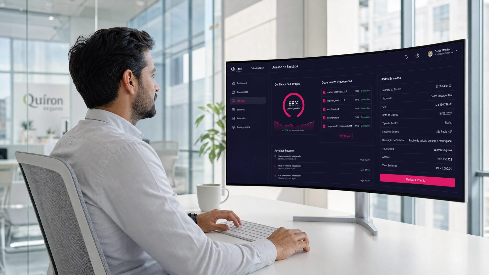 Analista em escritório corporativo revisando a plataforma Di2win em monitor ultrawide, com confiança de extração e dados estruturados do caso